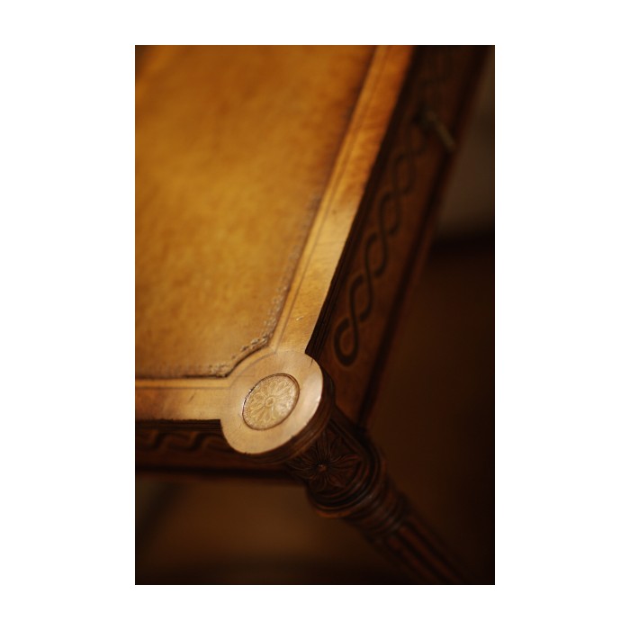 Rope twist writing table